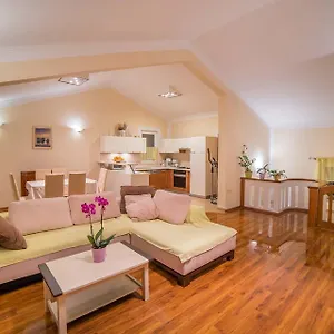 Apartment Captain's